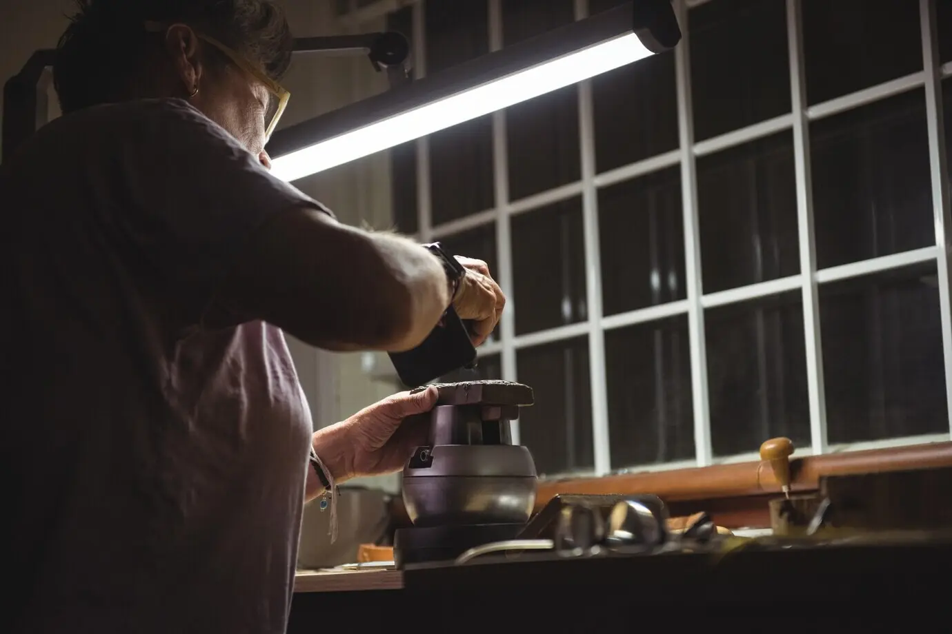Handwerkerin bei der Arbeit in der Werkstatt