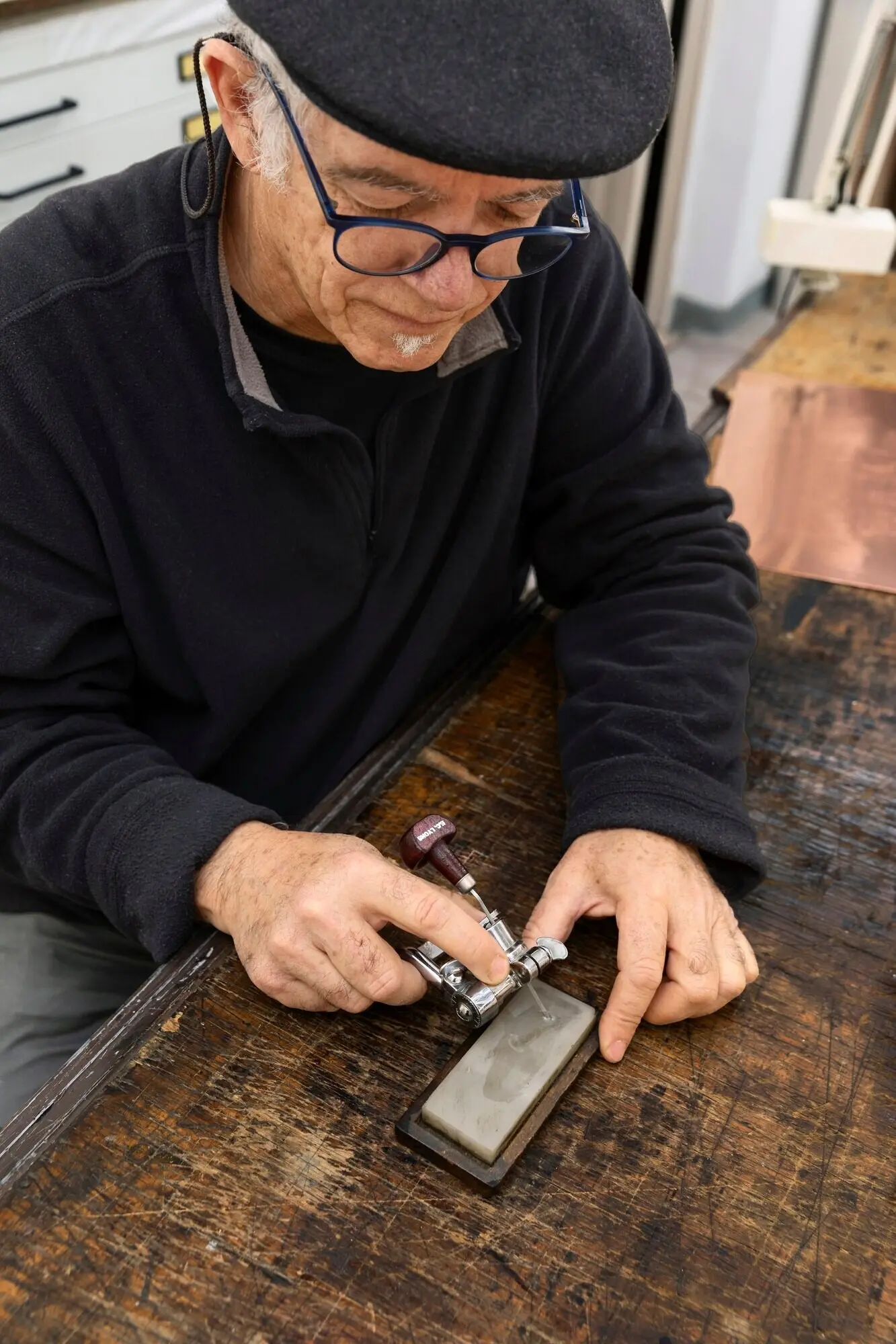 Nahaufnahme einer Person, die an einer Gravur arbeitet.