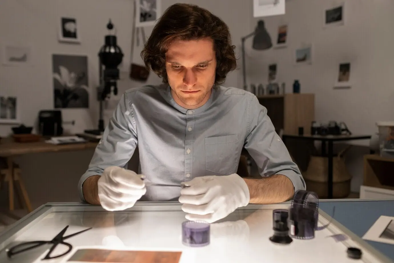 Halbnahe Aufnahme eines Mannes, der Fotografien entwickelt.